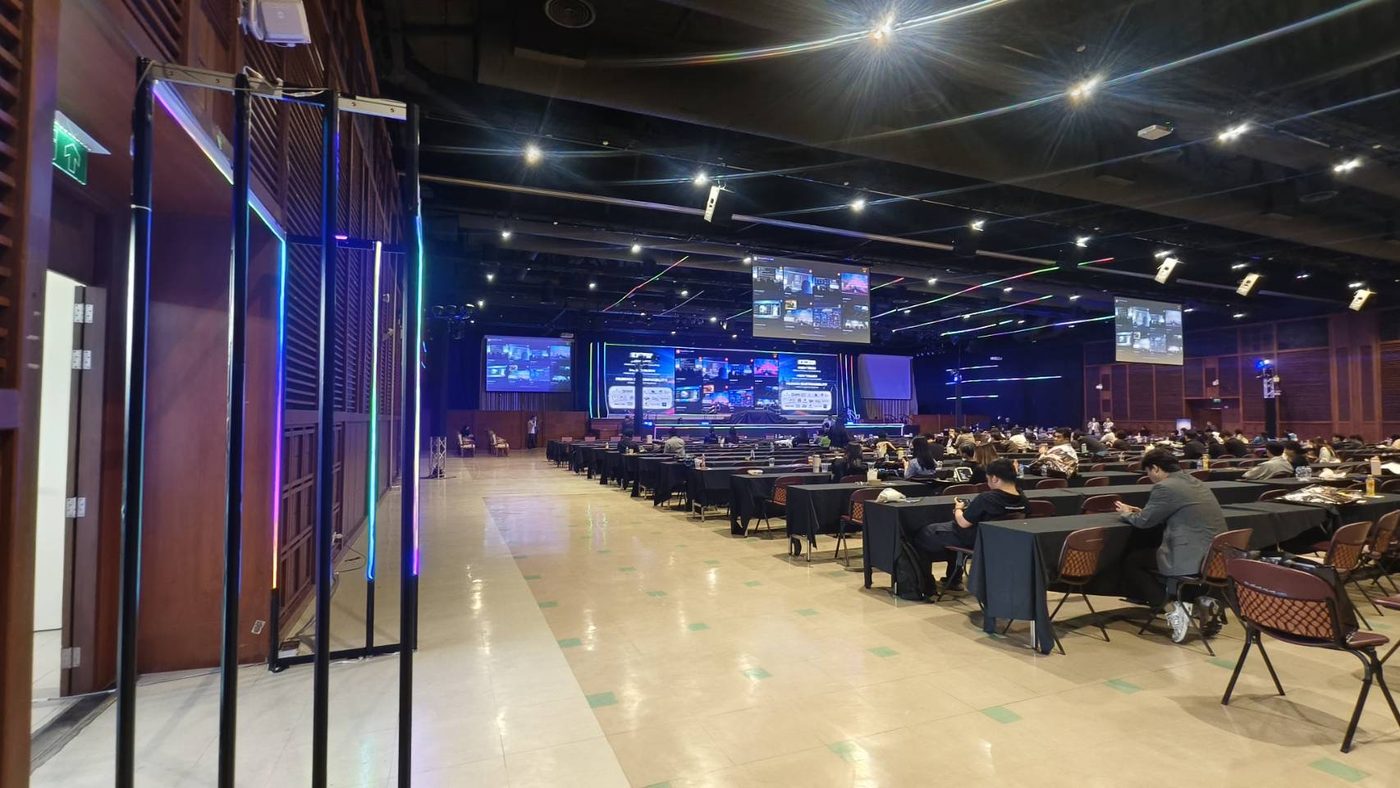 ห้องประชุมใหญ่งานสัมมนา จัดไฟและจอ LED เต็มห้อง