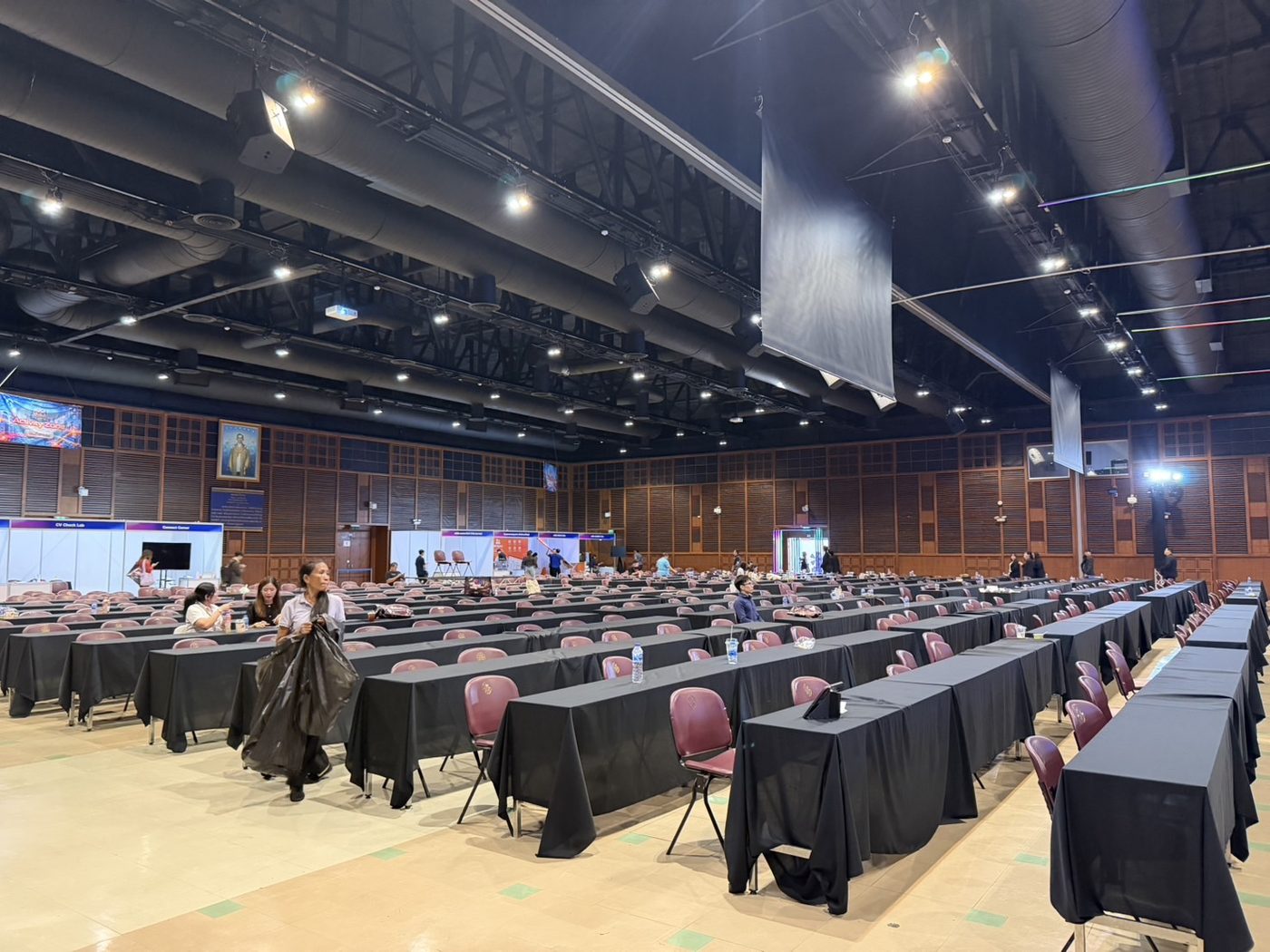 จัดโต๊ะและผังที่นั่งเต็มห้องประชุมก่อนเริ่มงาน